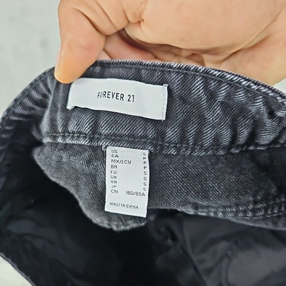 FOREVER 21 Mom Shorts Womens Size S Black Embroidered Strawberries High Rise - Picture 9 of 10